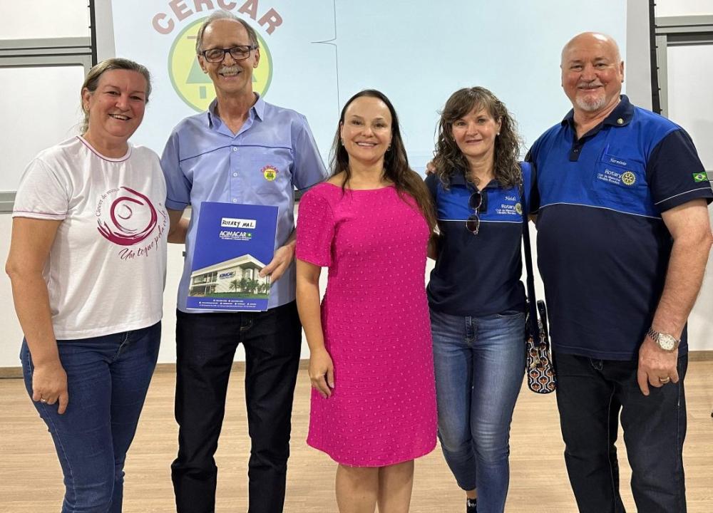 Membros da comissão com o vencedor do prêmio em 2024. Foto: Rádio Difusora