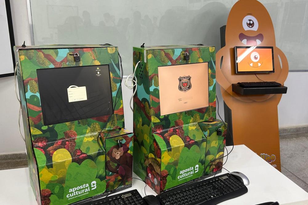 Estudantes e professores da UEL adaptam máquinas caça-níqueis para fins educativos. Foto: UEL