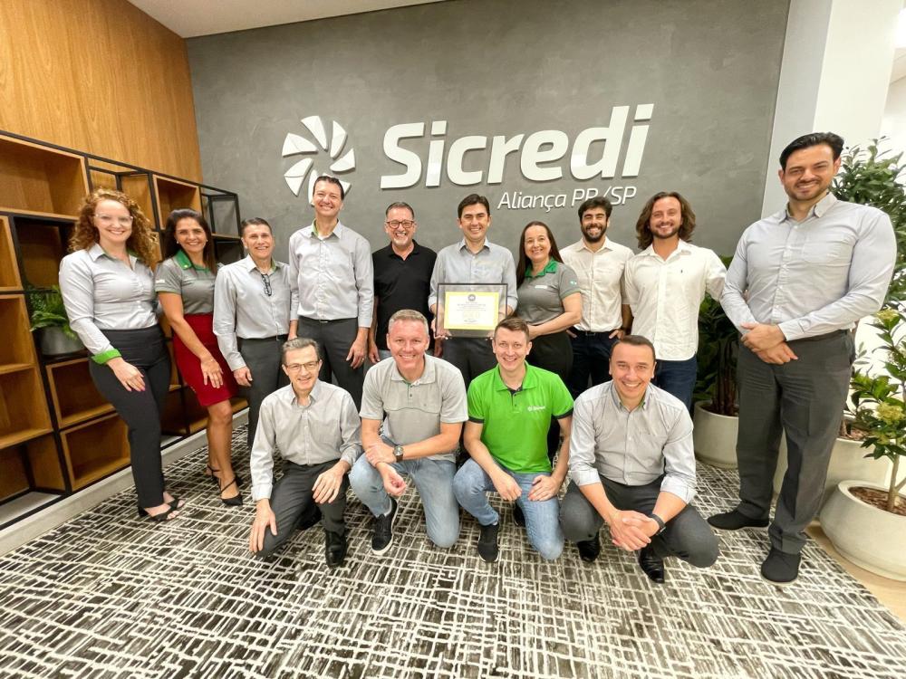 Colaboradores e diretores da Sicredi Aliança PR/SP comemoraram a conquista