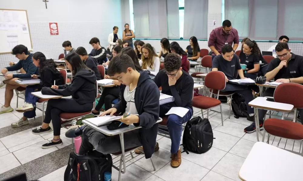 Alunos do colégio Galois em sala de aula na preparação dos últimos dias antes da prova do Enem 2024. Foto: José Cruz/Agência Brasi