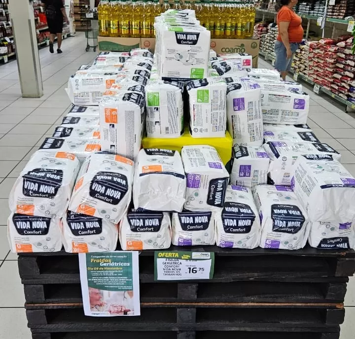 Bancas de fraldas geriátricas foram estrategicamente instaladas nos dois supermercados da Copagril, em Marechal Cândido Rondon.