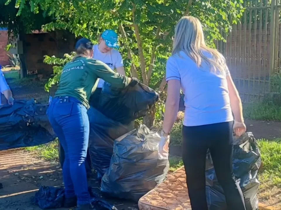 A orientação é simples e inclui práticas que cada cidadão pode adotar, como manter caixas d’água vedadas, evitar o uso de pratinhos sob vasos de plantas ou garantir que estejam secos, além de descartar corretamente materiais que possam servir de reservató
