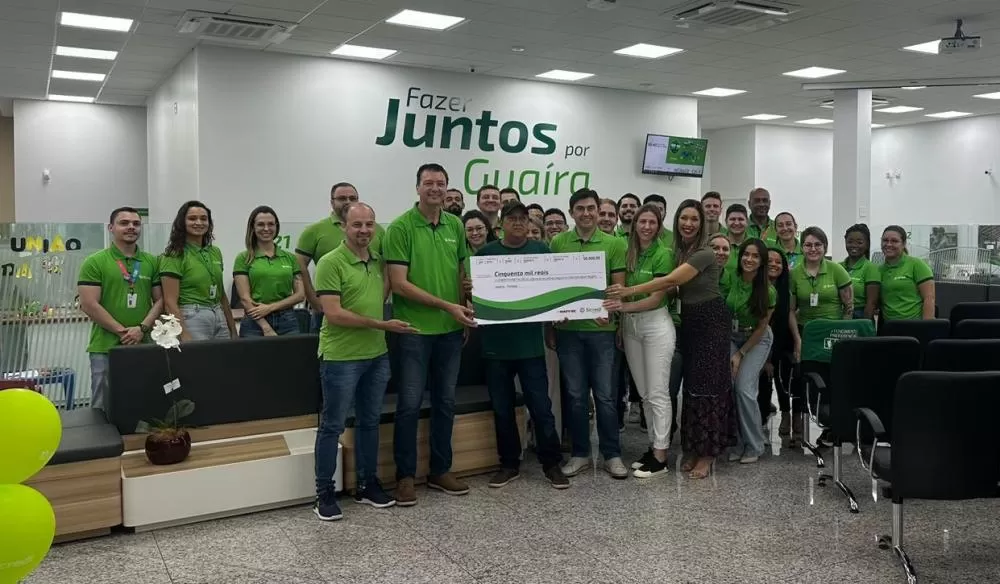 O ganhador com a equipe Sicredi de Guaíra/PR.