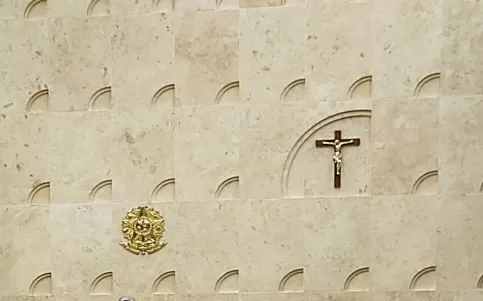 O plenário virtual colherá votos dos ministros sobre a permanência ou remoção do crucifixo exibido em nicho próprio na sala de sessões do tribunal. Foto: Divulgação