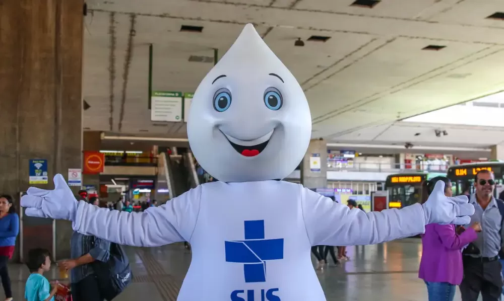 Pra marcar o lançamento da Campanha Nacional de Multivacinação do Ministério da Saúde, o Zé Gotinha foi na Rodoviária do Plano Piloto, para conscientizar a população sobre a importância da vacinação. Foto: José Cruz/Agência Brasil© José Cruz/Agência Brasi