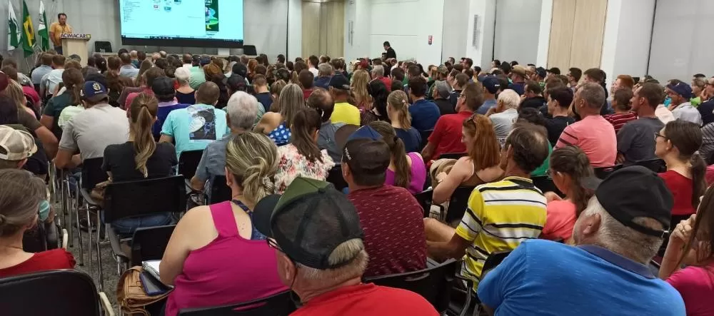 O auditório da Acimacar foi tomado pelos agricultures em dúvidas. Foto: Divulgação