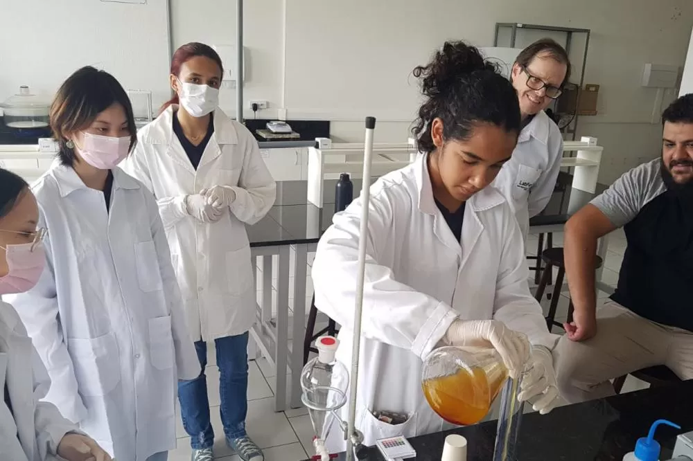 Alunos da rede estadual desenvolvem projeto que transforma óleo de cozinha em biocombustível. Foto: Arquivo pessoal