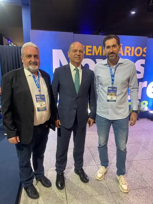Na imagem, o prefeito Marcio Rauber está acompanhado pelo prefeito de Céu Azul, Laurindo Sperotto (à esquerda), e pelo deputado federal Ricardo Barros (ao centro).
