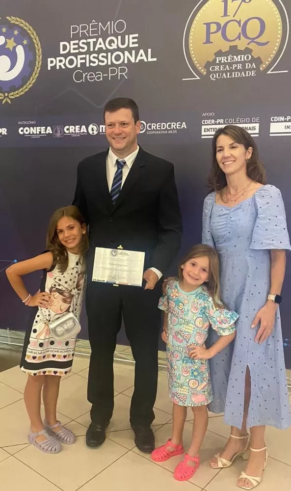 O laureado com a sua esposa e filhas. Foto: Arquivo Pessoal