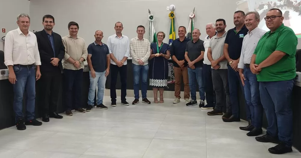 A homenageada com os vereadores de Marechal Cândido Rondon. Fotos: João Livi