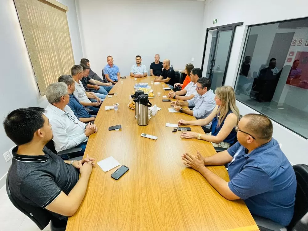 Reunião dos vereadores com o prefeito e vice-prefeito eleitos para o quadriênio 2025-2028. Foto: Assessoria