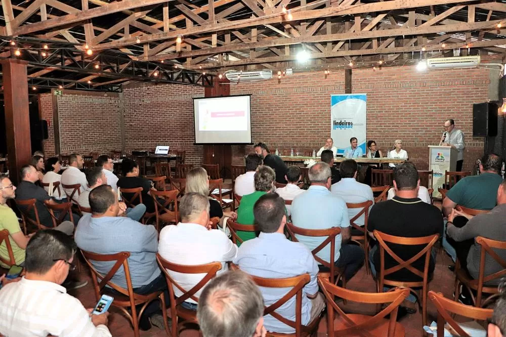O evento reuniu prefeitos, vereadores, representantes de associações comerciais e lideranças eleitas. Foto: Assessoria