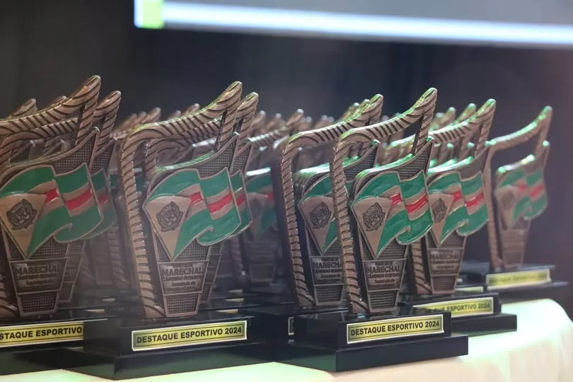 Os atletas laureados recebeream troféus. Foto: Assessoria