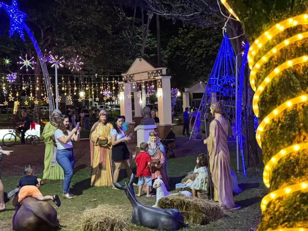 A praça do Papai Noel, em frente da matriz católica Sagrado Coração de Jesus. Fotos: Assessoria