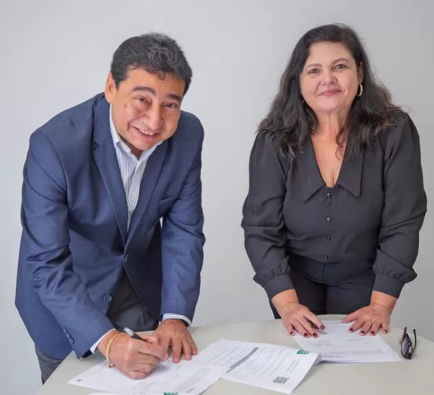 Hugo Ceron Molina, superintendente do Sesi Paraná, e Márcia Ponce, secretária regional da Cáritas no Paraná. Foto: SESI