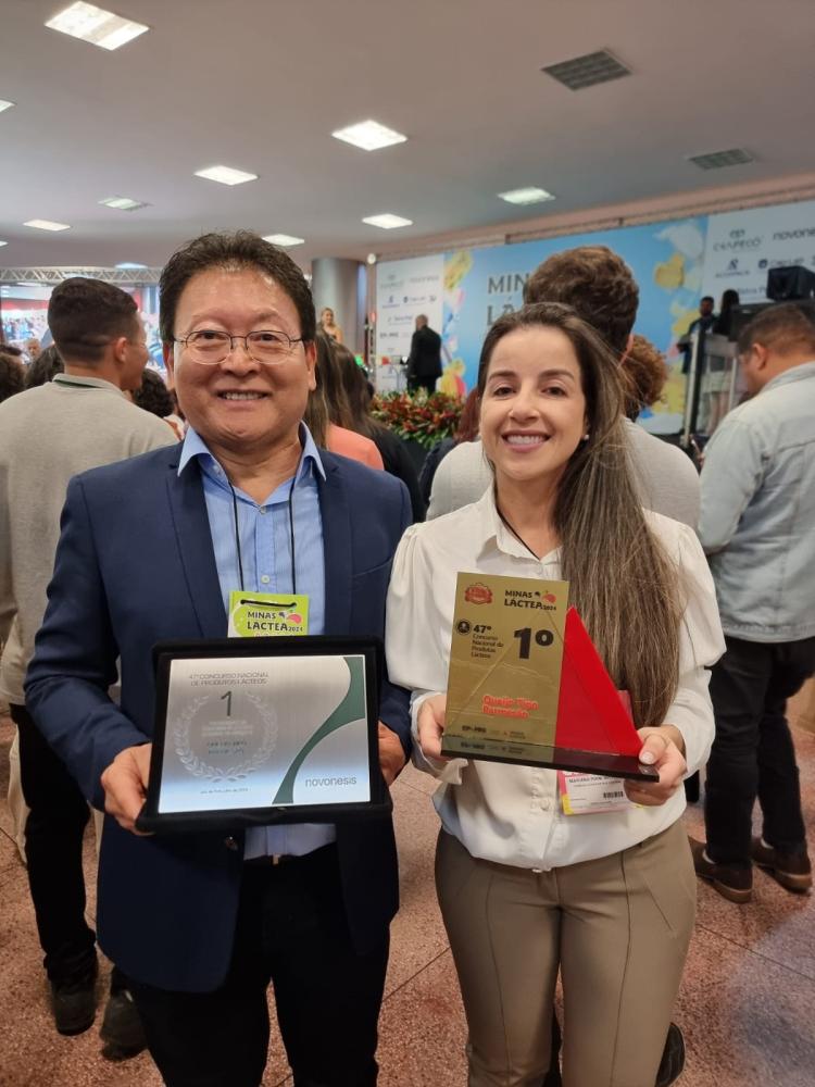Na foto com o troféu está o gerente da unidade de lácteos de Marechal Cândido Rondon, Nelson Hirata e a supervisora de Pesquisa, Desenvolvimento e Inovação, de Mariana Riani Massari. Créditos Erasmo Pereira - Ascom EPAMIG