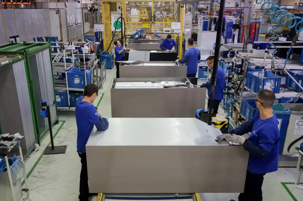 Produção de eletrodomésticos na fábrica da Electrolux em Curitiba: multinacional sueca vai expandir produção com nova planta em São José dos Pinhais. Foto: Ari Dias/AEN