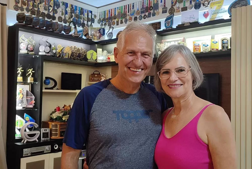 Nilton e Dorli Leonardt na sala de sua casa, onde estão expostos os troféus e medalhas que conquistaram. Foto: João Livi.