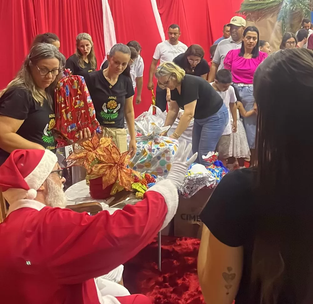 Presentes entregues pela equipe da agência de Ubiratã. Fotos: Uniprime