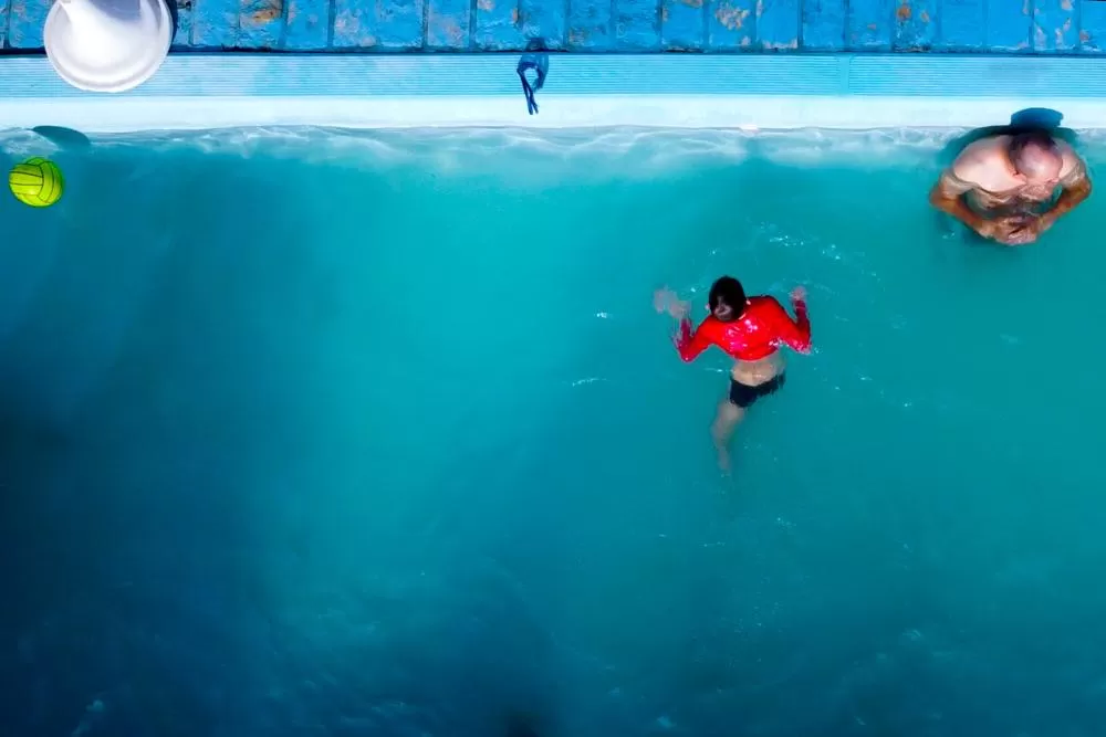 Piscinas: tratar a água evita susto com a conta no fim do mês. Foto: Roberto Dziura Jr./AEN