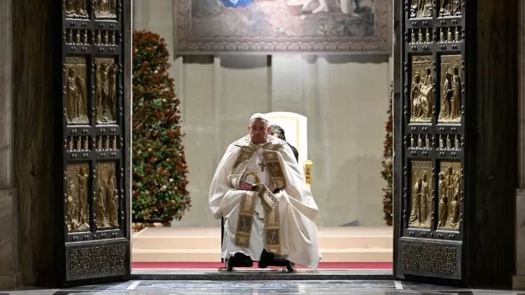Papa Francisco passando a Porta Santa aberta no Vaticano (Foto: VATICAN MEDIA Divisione Foto)