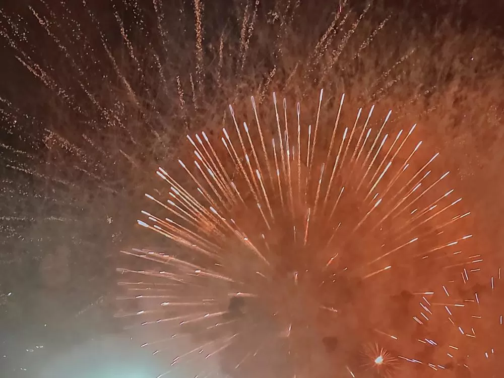 Os fogos de artifício são símbolo de renovação, alegria e esperança, iluminando os céus em um espetáculo que marca a despedida do ano que se vai e a chegada de um novo recomeço.. (Foto: João Livi)