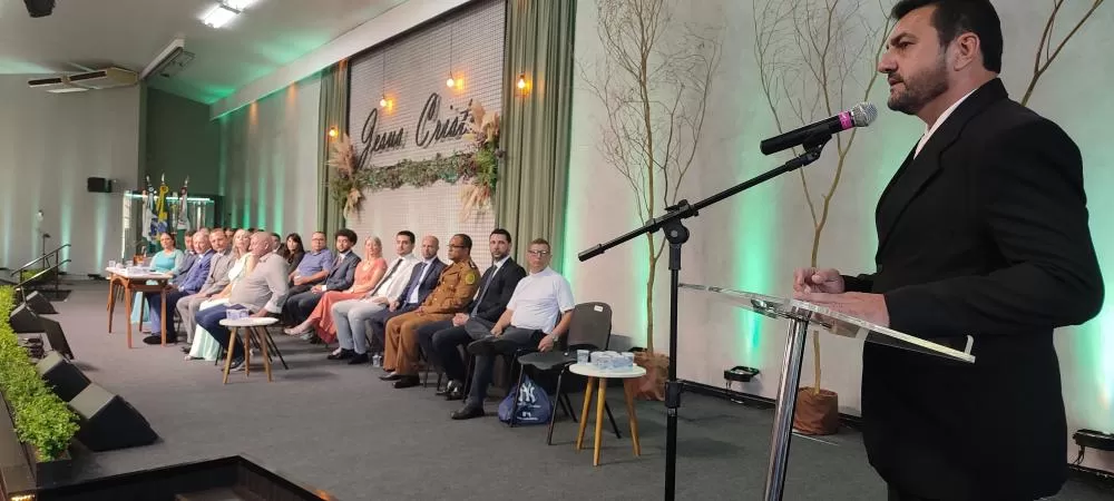 Disse Backes em seu discurso: Sabemos que nossa responsabilidade não é apenas com os mais de 20 mil eleitores que nos escolheram, mas com os 58 mil habitantes de Marechal Cândido Rondon. Esse é o nosso compromisso: servir a todos, sem distinção“. (Fotos: 