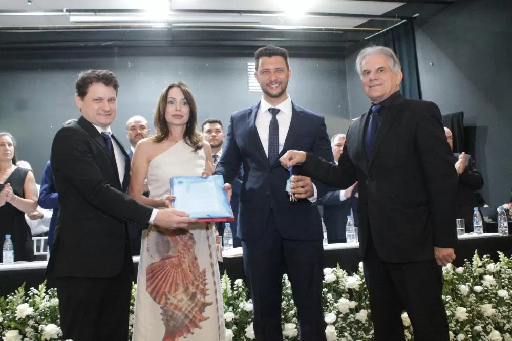 O ex-vice-prefeito Felipe Zago, a neo vice-prefeita Judith Sendtko, o neo prefeito Rodrigo Andrigo e o ex-prefeito Luiz Ernesto de Giacometti. (Foto: Assessoria)