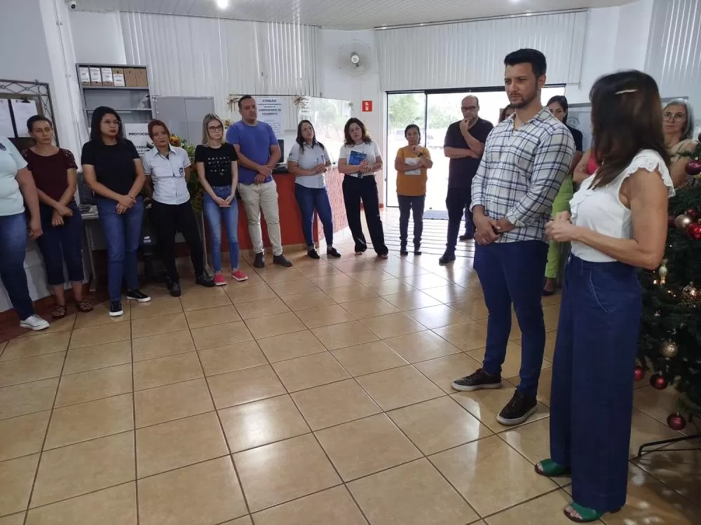 Prefeito Rodrigo Ribeiro, vice-prefeita Judith Sendtko e secretários com os servidores do Paço Municipal. (Foto: Assessoria/Prefeitura)