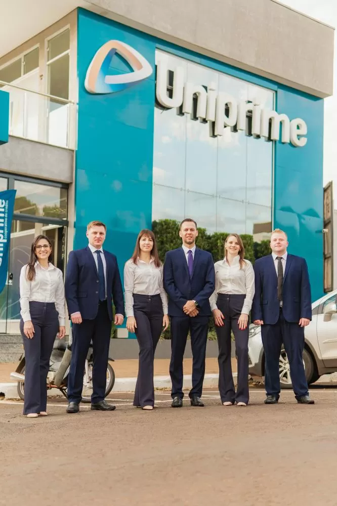 Equipe Uniprime Pioneira em frente da agência de Marechal Cândido Rondon. (Foto: Uniprime).