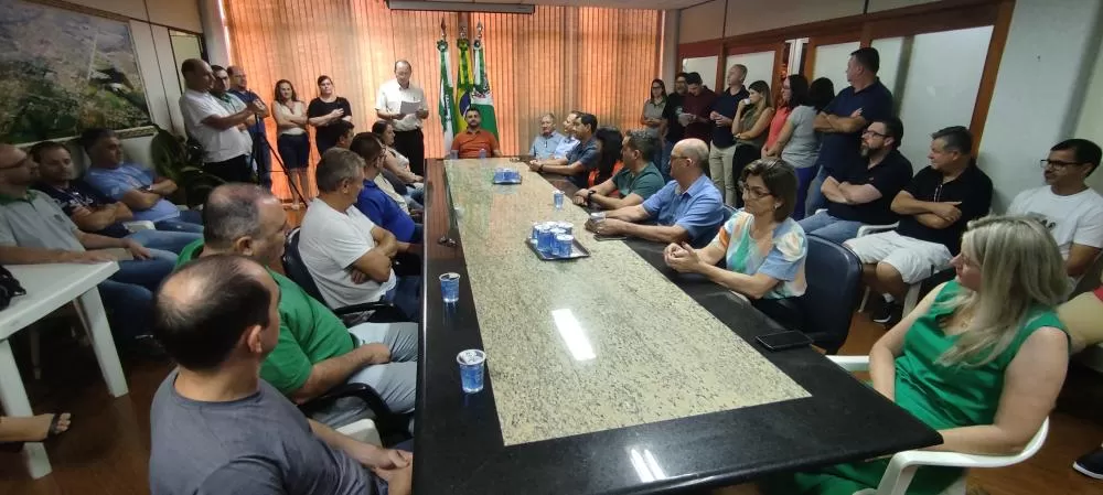 A sala de reuniões ficou lotada para a cerimônia de anúncio de mais três secretários. (Fotos: João Livi)