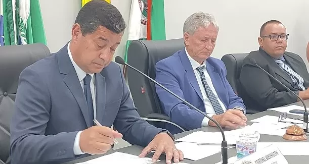 A mesa da presidência comandará a posse dos três suplentes~. Foto: João Livi