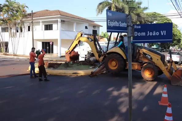 A rotatória da Rua Dom João VI esquina com a Rua Espírito Santo está sendo retirada. Foto: Assessoria/Prefeitura
