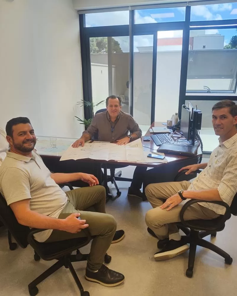 O prefeito Adriano Backes e de Planejamento, Anderson Bento Maria, com o representante da Secretaria de Estado das Cidades. Foto: Assessoria