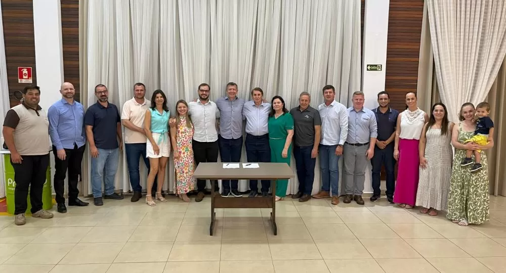 A família Becker com a diretoria da Primato, no momento da assinatura da parceria. Foto: Assessoria Primato