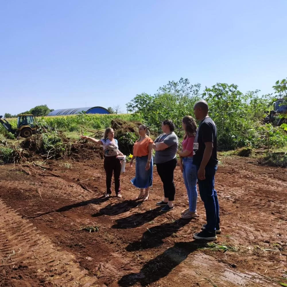 A secretária municipal de Ação Social, Andria Backes, visitou o local onde estão sendo realizadas a revitalização e a limpeza, ao lado dos demais servidores envolvidos. Foto: Assessoria/Prefeitura.