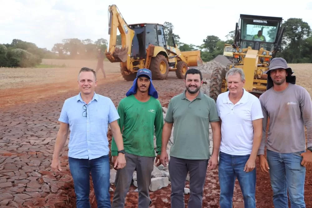 O vice-prefeito Vanderlei Sauer, o prefeito Adriano Backes e o vereador Carlinhos Silva, com funcionários da obra. Foto: Assessoria/Prefeitura