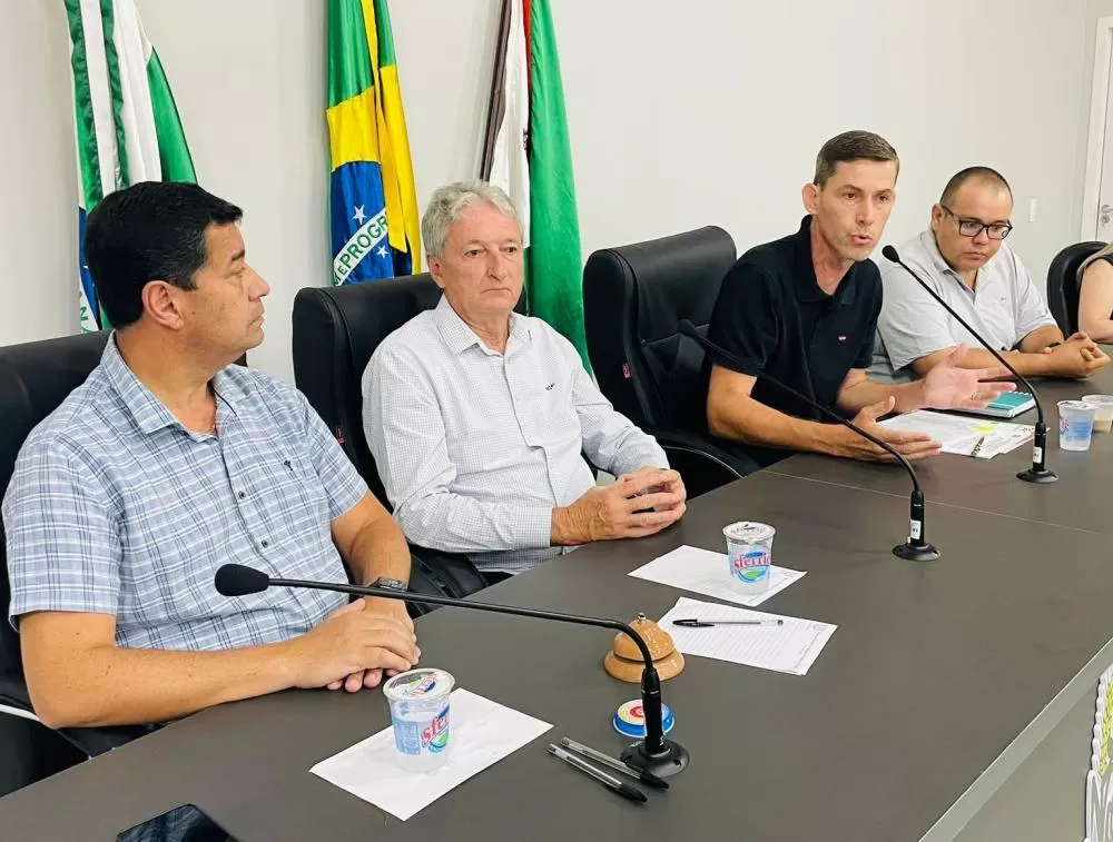 Coronel Welyngton (secretário da câmara), Valdir Sackser (presidente), Anderson Bento Maria (secrertário de planejamento) e Cleiotn Kurtz (vice-presidente). Foto: Assessoria/Câmara