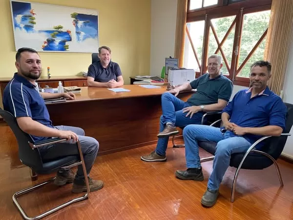 Reunião realizada no SAAE com os diretores da autarquia e com representantes da Bio G Sistemas de Saneamento Ltda . Foto: Assessoria/SAAE