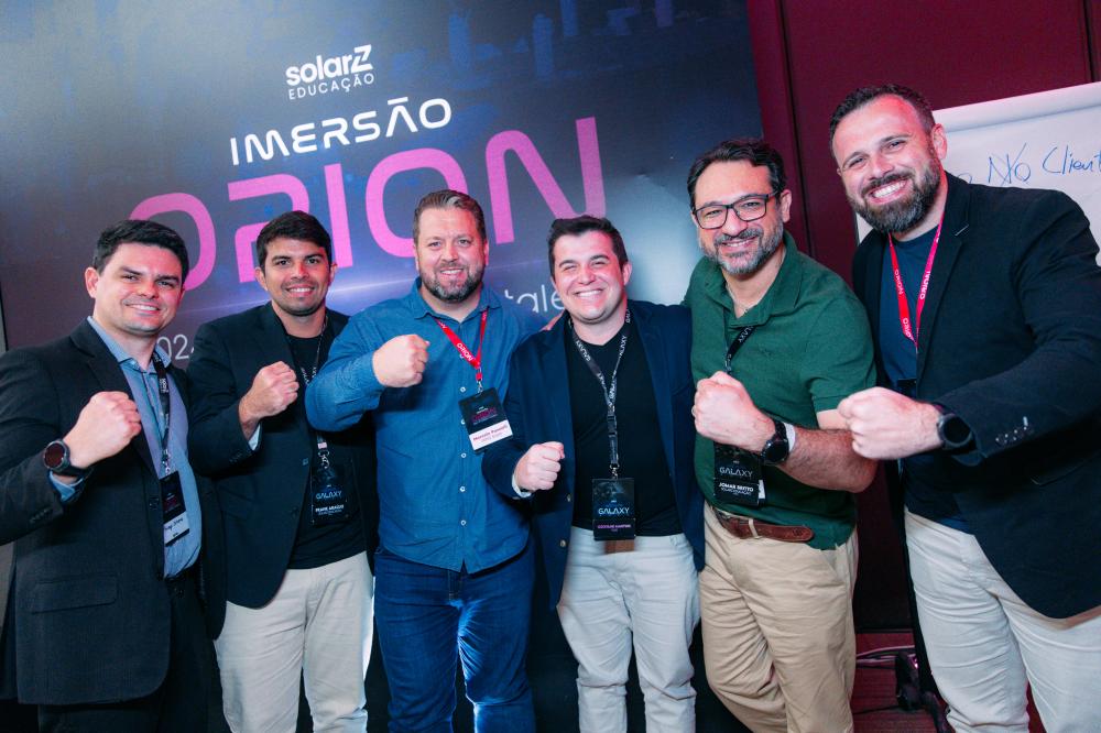 Os sócios da MM2 Solar com os organizadores do evento.Foto: Arquivo pessoal