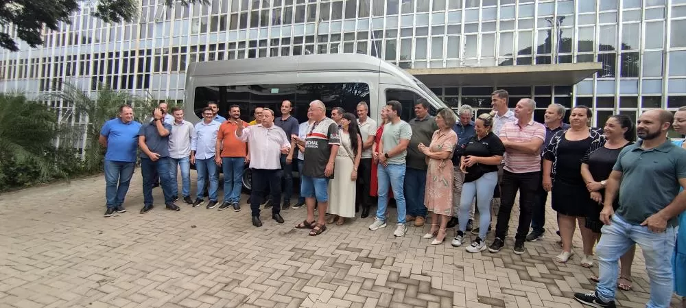 O motorista “Baleia” recebeu as chaves das mãos do deputado Hussein Bakri, ladeado por autoridades municipais. Foto: João Livi 