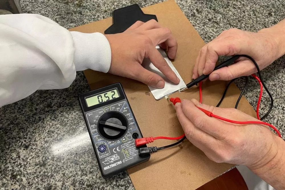 Bateria - Medição da tensão inicial. Foto: Divulgação Fundação Araucária