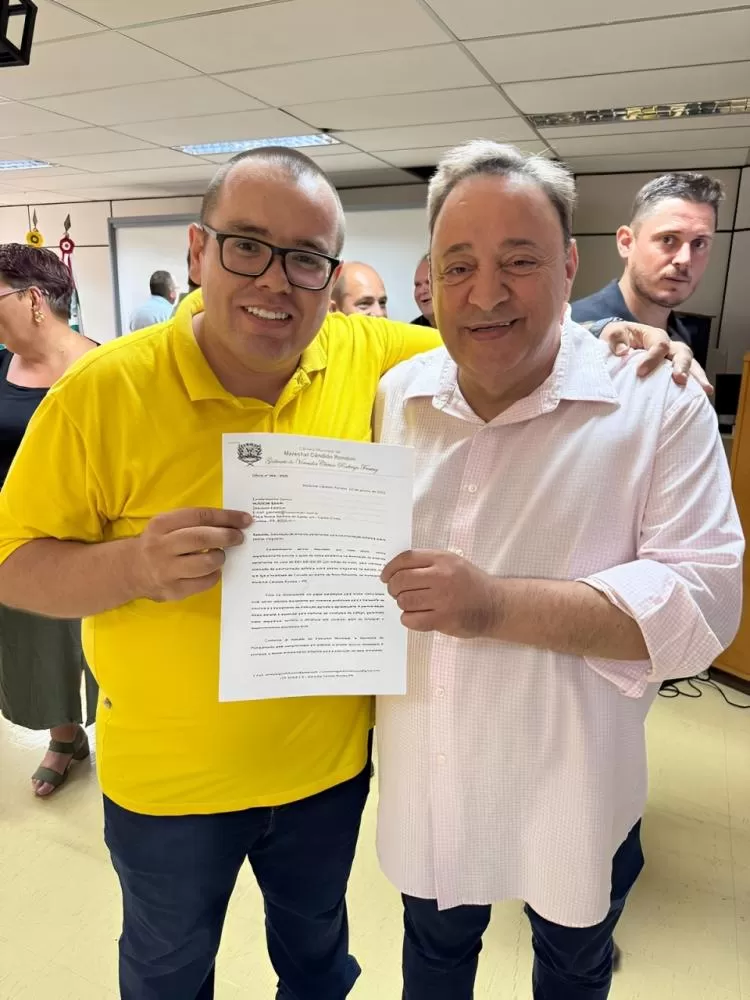 O vereador Gordinho do Suco no momento da entrega do pedido ao deputado Hussein Bakri. Foto: Divulgação