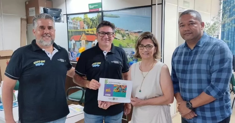 O coordenador das qualificações da Secretaria de Desenvolvimento Econômico, Lúcio Fernandes, ao lado do secretário de Desenvolvimento Econômico, Claudio Kohler (Claudinho), da secretária de Educação, Maria Claudete Kozerski, e do fiscal do polo do IFPR, M