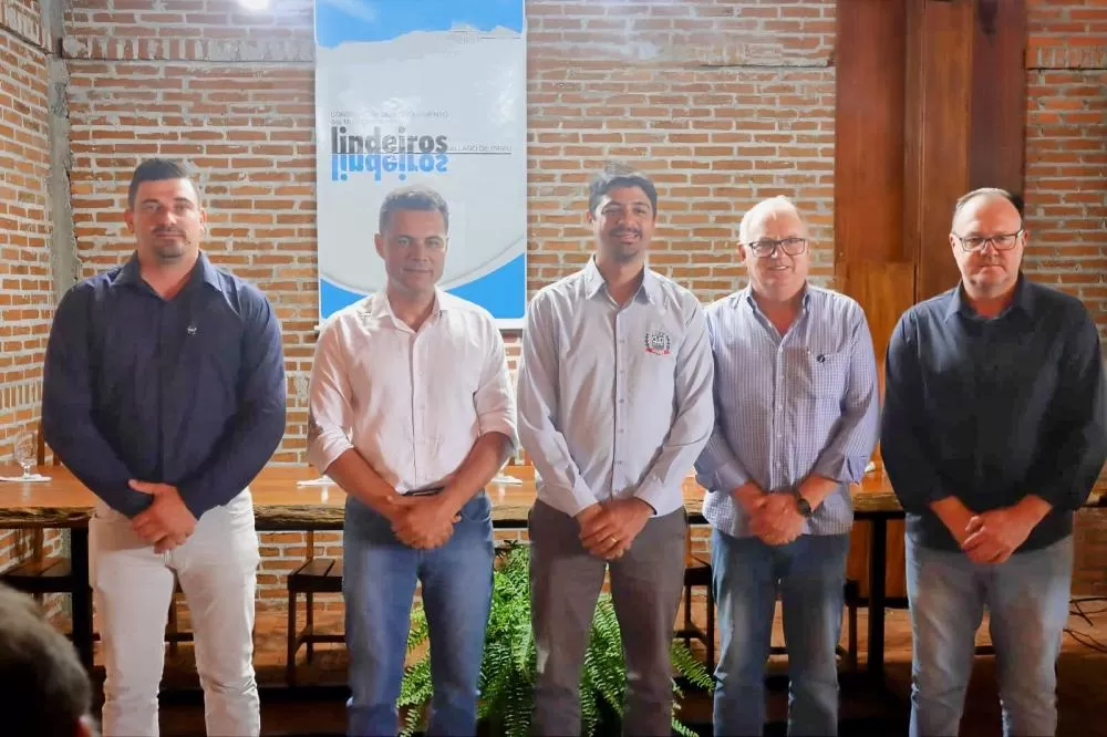 A nova diretoria do Conselho dos Municípios Lindeiros, eleita nesta manhã, em Santa Helena. Foto: Assessoria