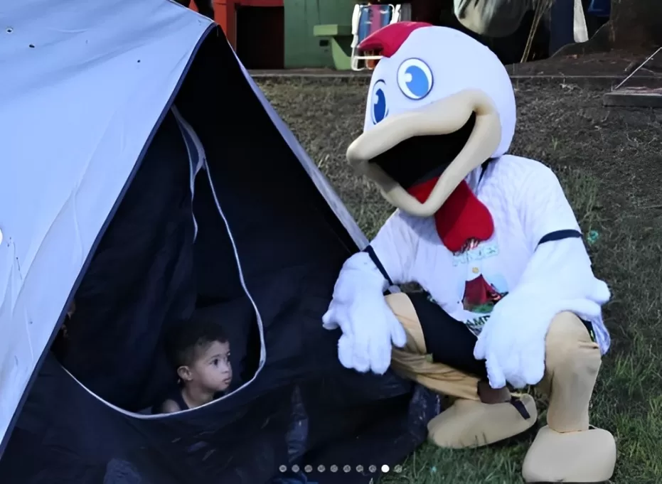 O galo cantou cedo, para animar as crianças e o público presente. Fotos: Assessoria/Prefeitura
