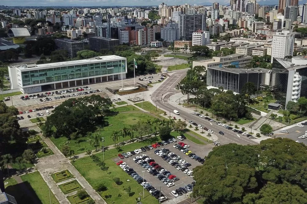 Palácio Iguaçu e Assembleia Legislativa, no Centro Cívico de Curitiba, onde permanecem as lideranças rondonenses em busca de recursos. Foto: AEN
