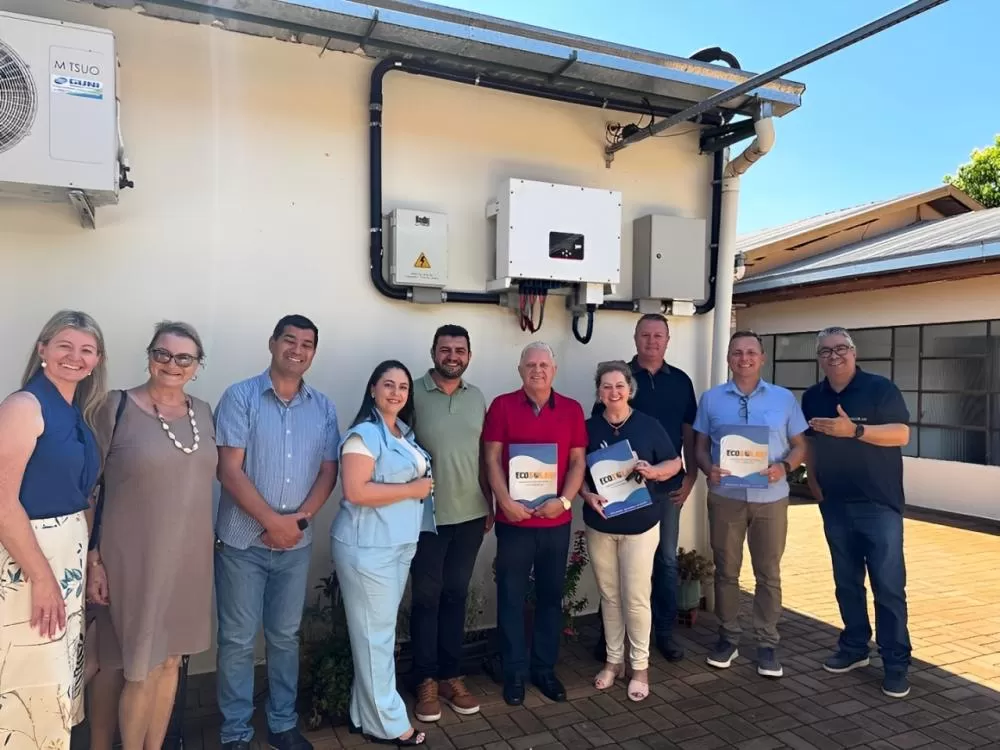 Autoridades municipais com o presidente da Associação, no ato da inauguração oficial do sistema de Energia Solar. Foto: Divulgação