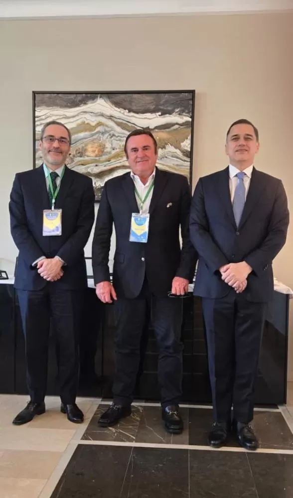 Roberto Kaefer (ao centro) com o embaixador do Brasil na Nigéria, Carlos José Garcete (direita), e o embaixador Alex Giacomelli da Silva, diretor do Departamento de Promoção Comercial, Investimentos e Divulgação. Foto: Divulgação