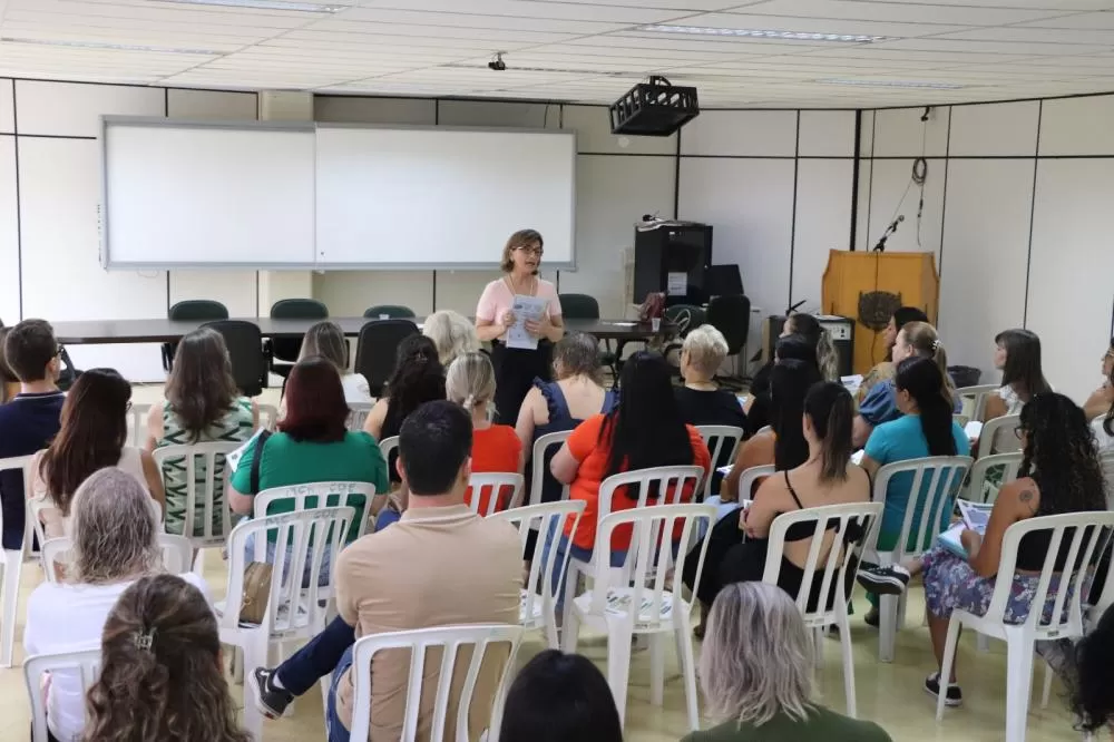 A Secretária Municipal de Educação, Maria Claudete Kozerski, conduziu a reunião. Foto: Assessoria/Prefeitura